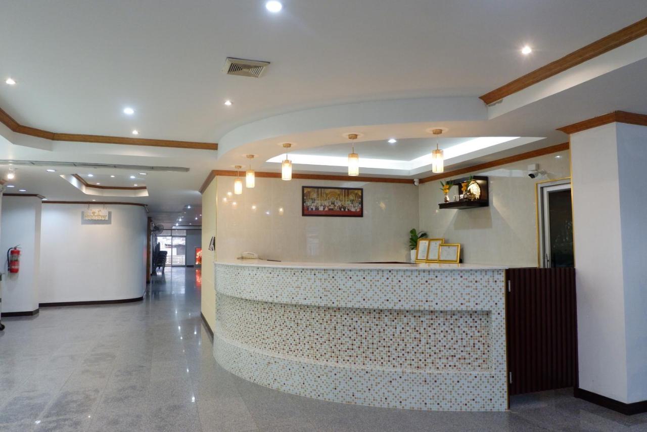 Auychai Grand Hotel Lang Suan エクステリア 写真