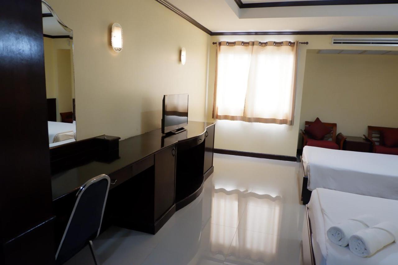 Auychai Grand Hotel Lang Suan エクステリア 写真