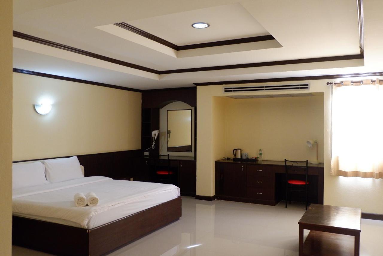 Auychai Grand Hotel Lang Suan エクステリア 写真